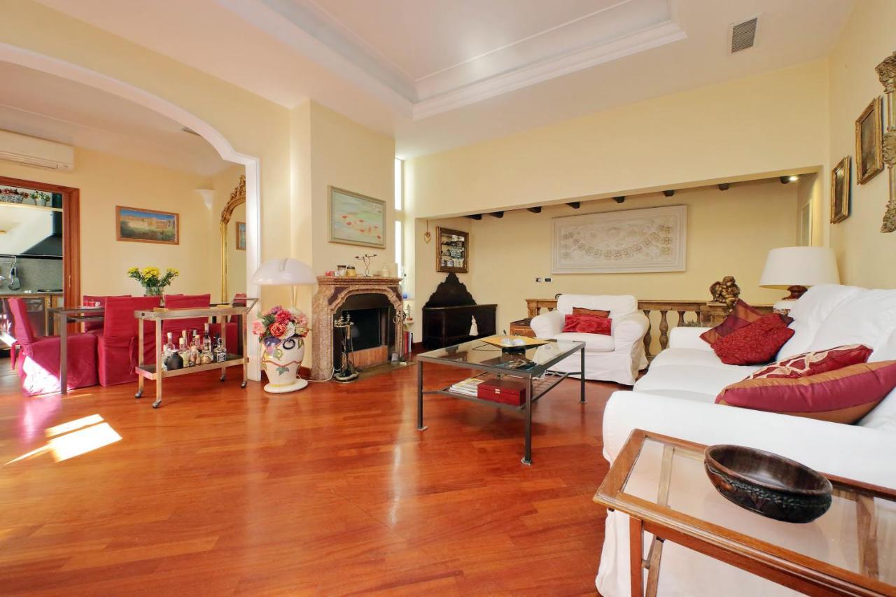 4Bnb - Luxury Trevi Apartment W Terrace Рим Экстерьер фото
