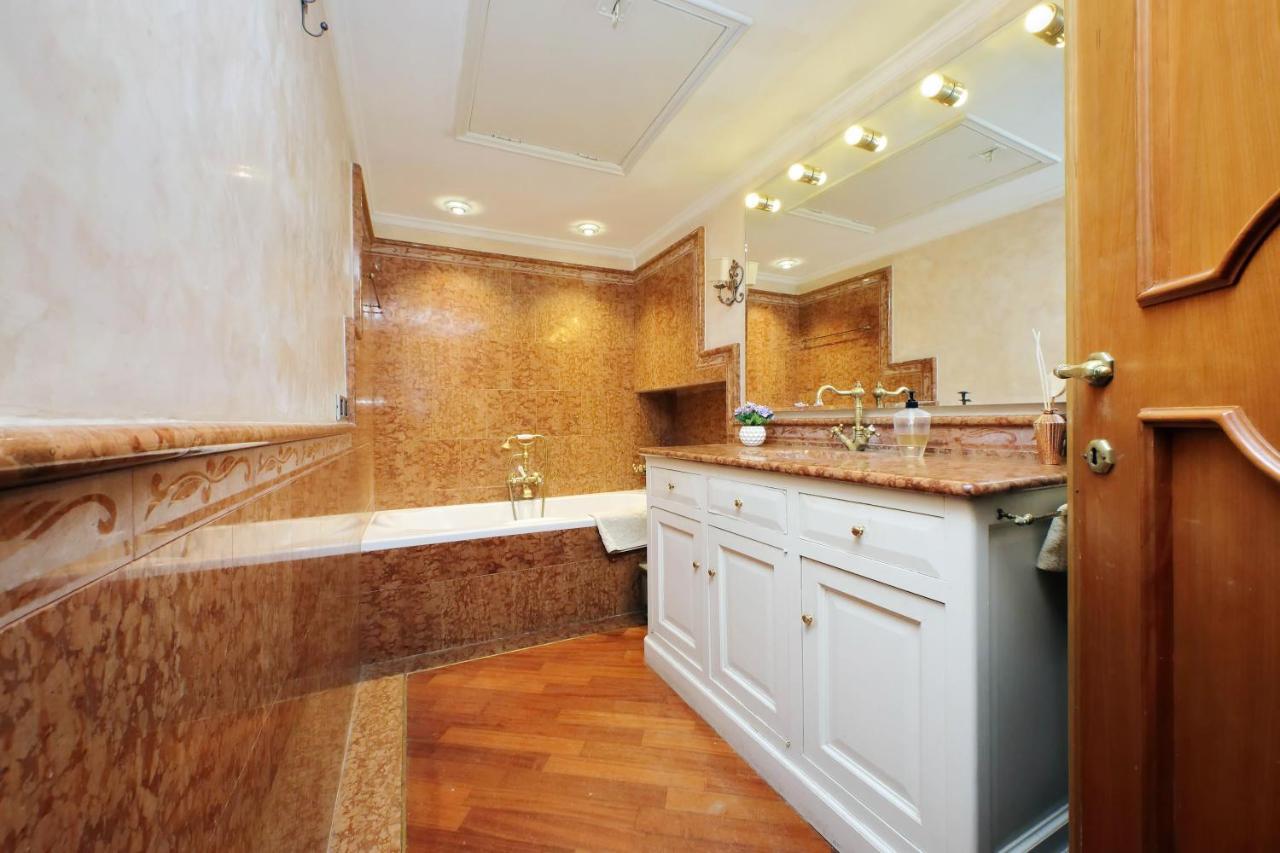 4Bnb - Luxury Trevi Apartment W Terrace Рим Экстерьер фото
