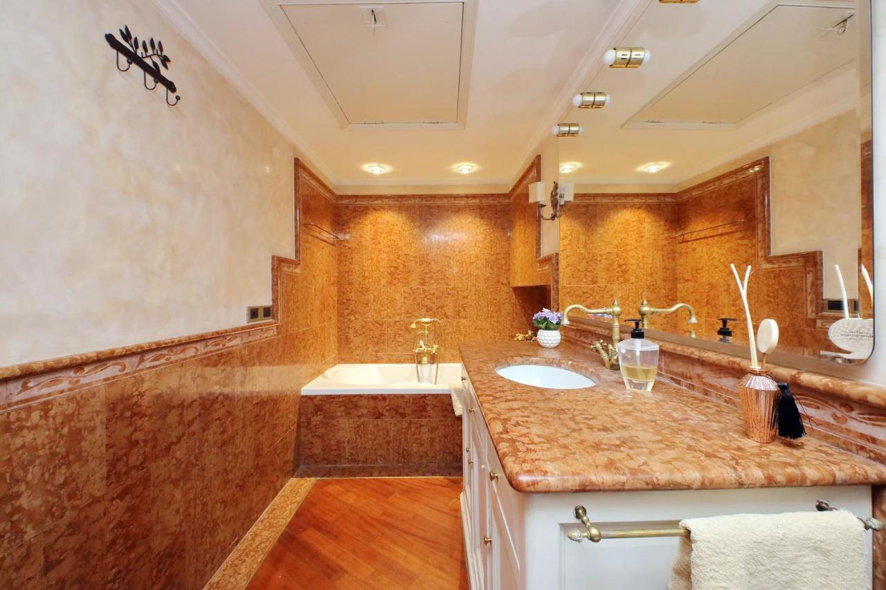 4Bnb - Luxury Trevi Apartment W Terrace Рим Экстерьер фото